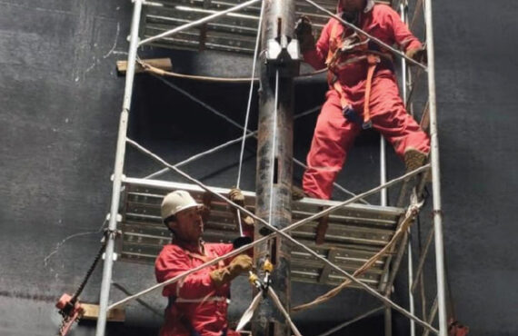 workers-on-scaffolding workers-on-scaffolding
